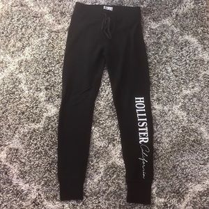Hollister sweatpants fairly new worn maybe a few times! Size Xs
